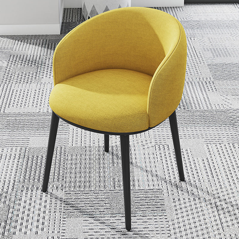 Silla de comedor tapizada moderna con respaldo sólido y acabado mate