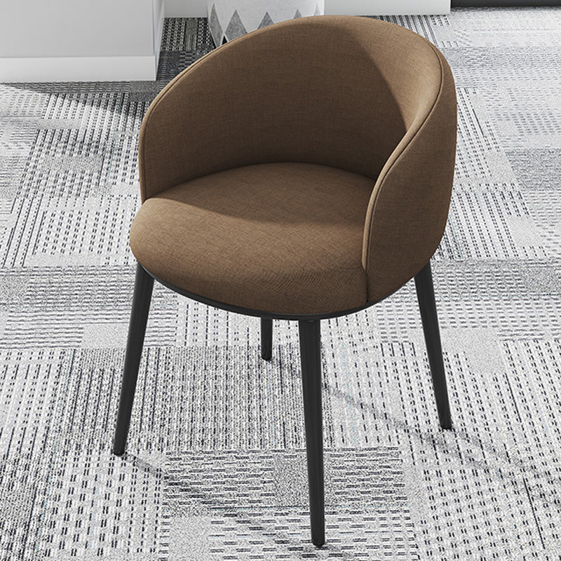 Silla de comedor tapizada moderna con respaldo sólido y acabado mate
