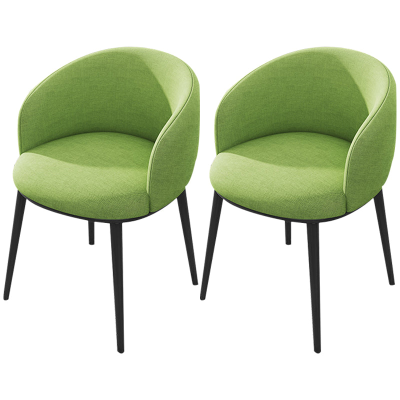 Silla de comedor tapizada moderna con respaldo sólido y acabado mate