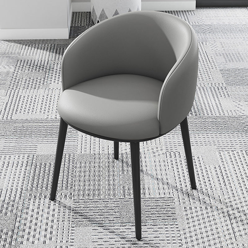 Silla de comedor tapizada moderna con respaldo sólido y acabado mate