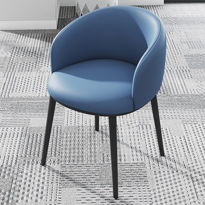 Silla de comedor tapizada moderna con respaldo sólido y acabado mate