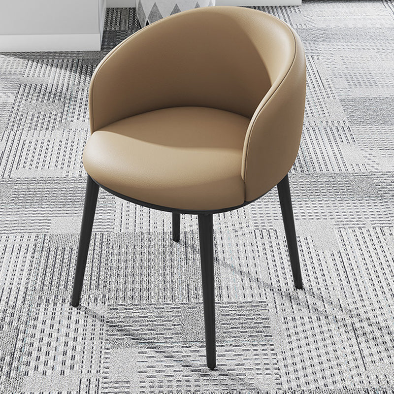Silla de comedor tapizada moderna con respaldo sólido y acabado mate