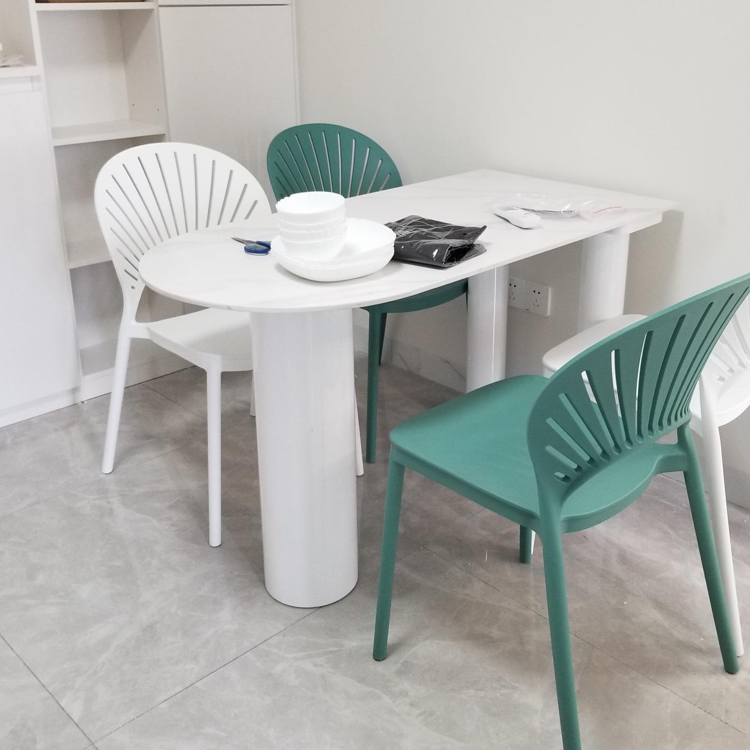 Mesa blanca de forma irregular para la mesa de la isla de piedra sinterizada del restaurante con 3 patas