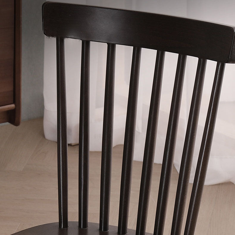 Sedia da sala da fuoco in legno scandinavo.