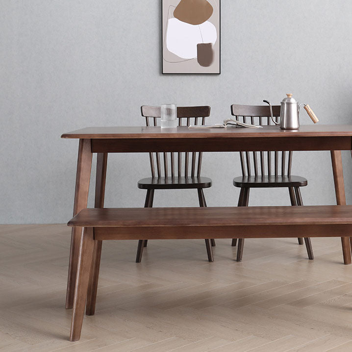 Sedia da sala da fuoco in legno scandinavo.