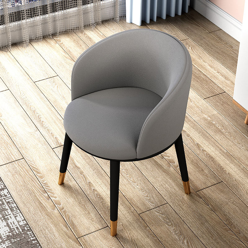 Silla de comedor casera de cuero contemporánea con acabado mate y respaldo sólido