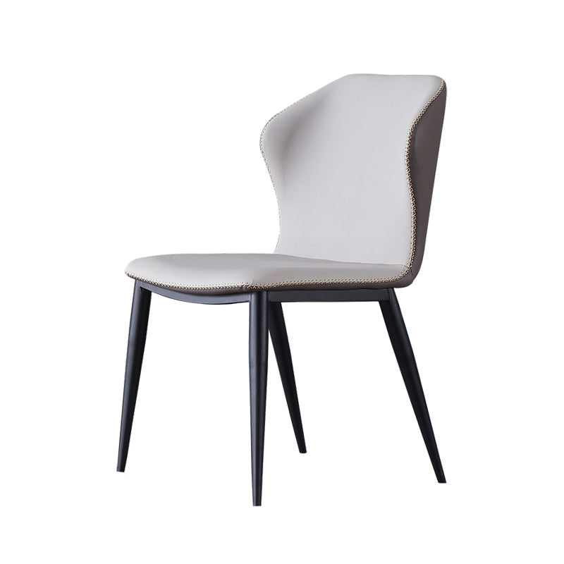 El lado sin brazos del diseño contemporáneo preside el cuero que cena la silla lateral