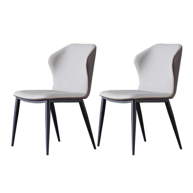 El lado sin brazos del diseño contemporáneo preside el cuero que cena la silla lateral