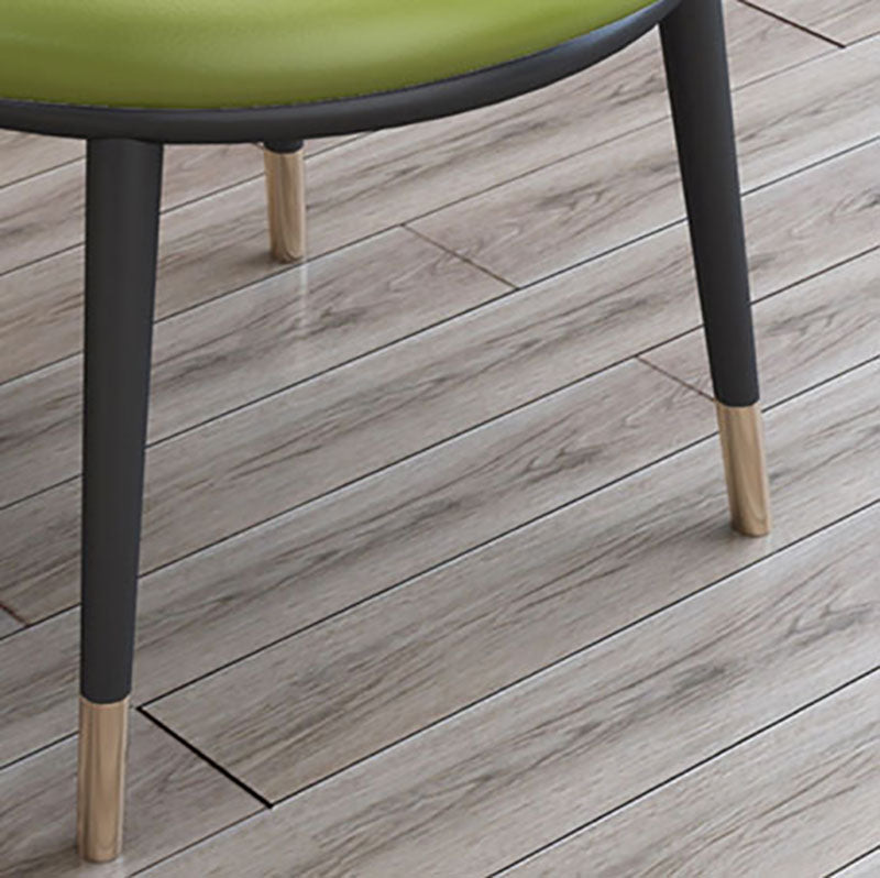 Silla de comedor de cuero con respaldo sólido y acabado mate para el hogar contemporáneo