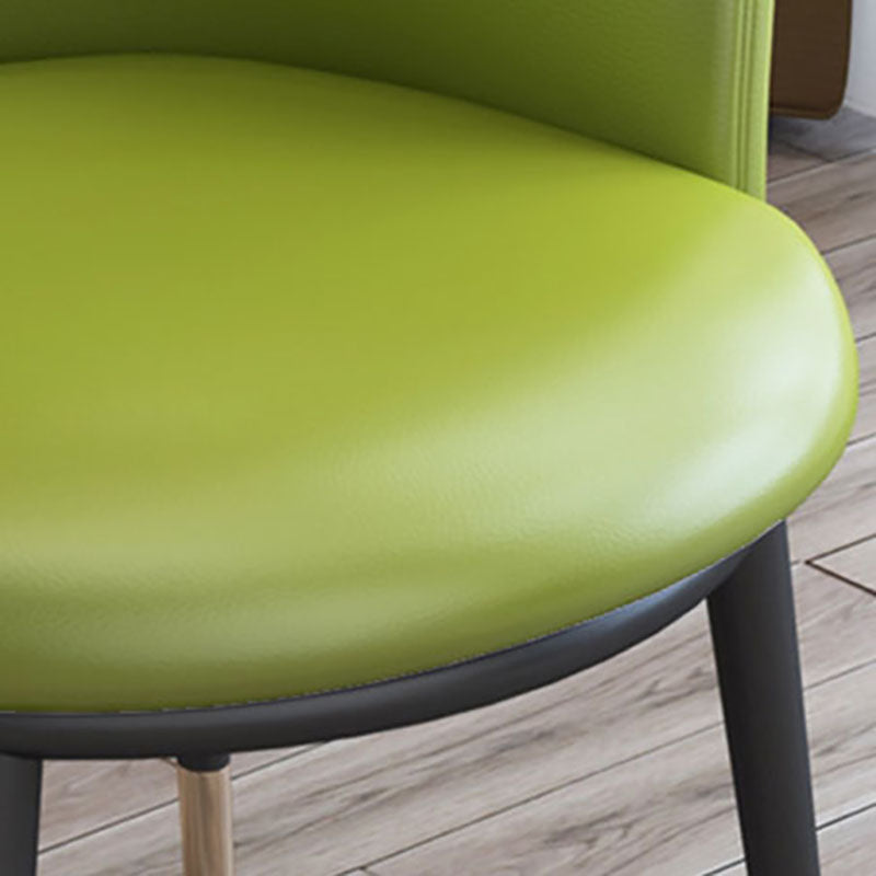 Silla de comedor de cuero con respaldo sólido y acabado mate para el hogar contemporáneo