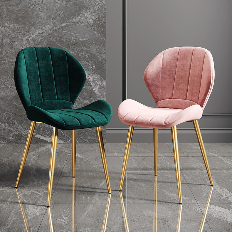 Silla lateral casera tapizada escandinava Wingback Silla de comedor con acabado mate
