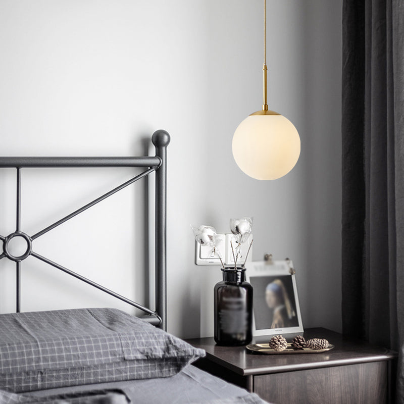 Salle de restauration sphérique lampe suspendue en verre blanc 1 bulbe de style simple léger en laiton