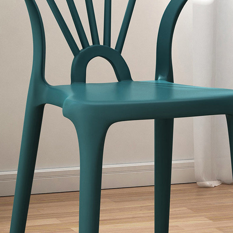Silla lateral apilable de plástico moderno con respaldo de listón, silla de comedor con acabado mate