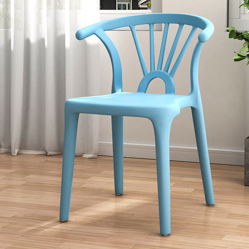 Silla lateral apilable de plástico moderno con respaldo de listón, silla de comedor con acabado mate