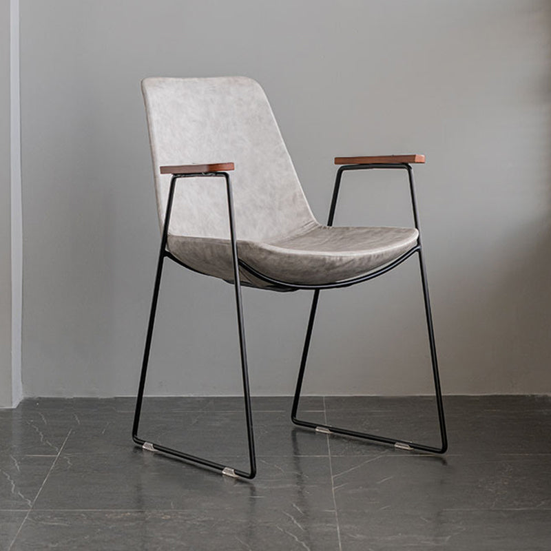 Silla auxiliar de comedor con respaldo sólido de diseño escandinavo Silla auxiliar de comedor de cuero
