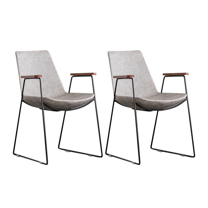 Silla auxiliar de comedor con respaldo sólido de diseño escandinavo Silla auxiliar de comedor de cuero