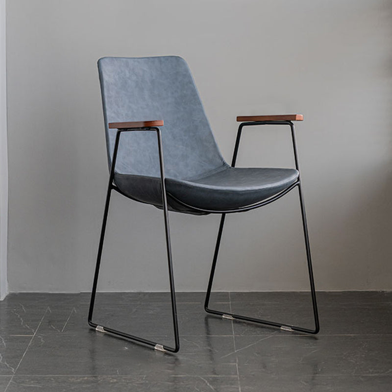 Silla auxiliar de comedor con respaldo sólido de diseño escandinavo Silla auxiliar de comedor de cuero