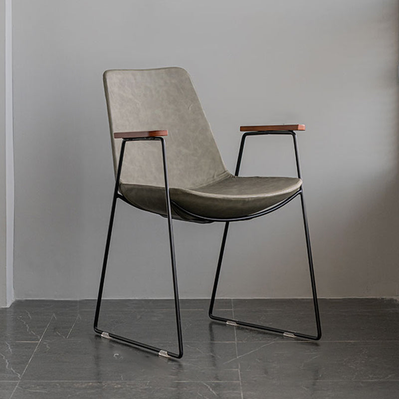 Silla auxiliar de comedor con respaldo sólido de diseño escandinavo Silla auxiliar de comedor de cuero