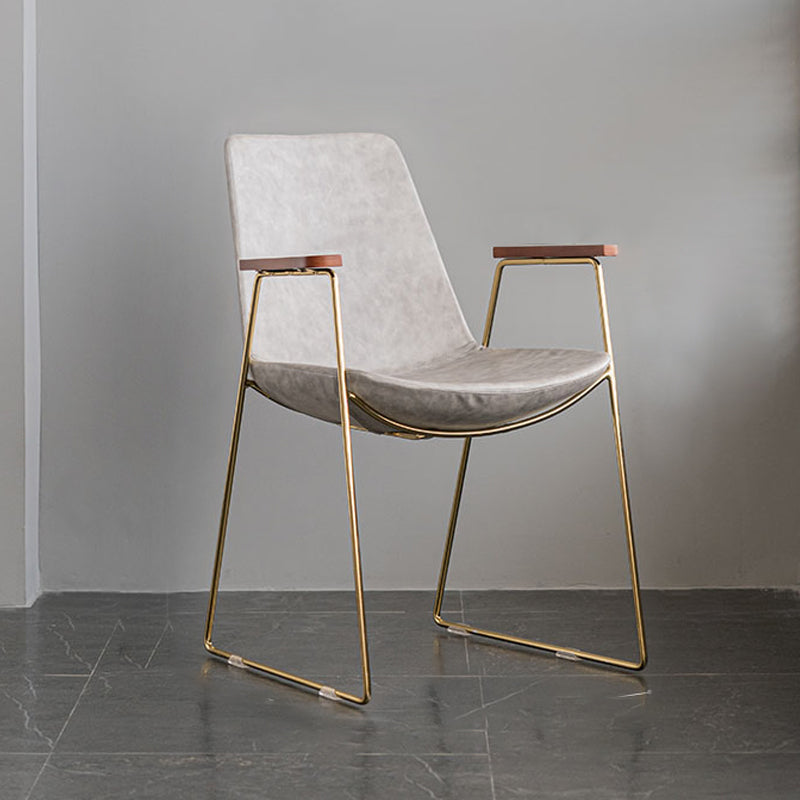 Silla auxiliar de comedor con respaldo sólido de diseño escandinavo Silla auxiliar de comedor de cuero