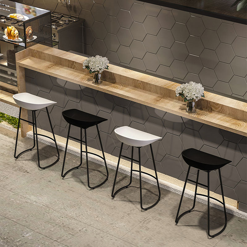 Modern Armless Backrest Counter Stool Iron Dessert Shop Bar Stool with Plastic Seat