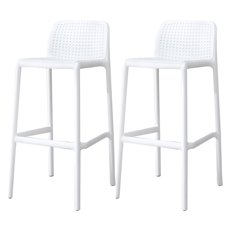 Taburete de bar de plástico contemporáneo, taburete de bar Bristol con reposapiés y respaldo bajo