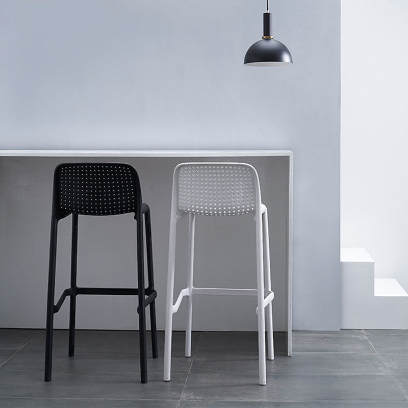 Taburete de bar de plástico contemporáneo, taburete de bar Bristol con reposapiés y respaldo bajo