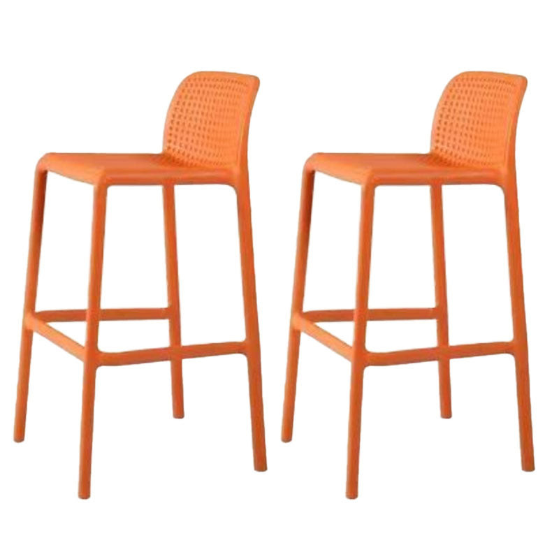 Taburete de bar de plástico contemporáneo, taburete de bar Bristol con reposapiés y respaldo bajo