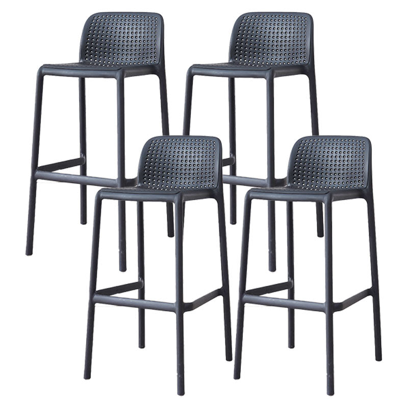 Taburete de bar de plástico contemporáneo, taburete de bar Bristol con reposapiés y respaldo bajo