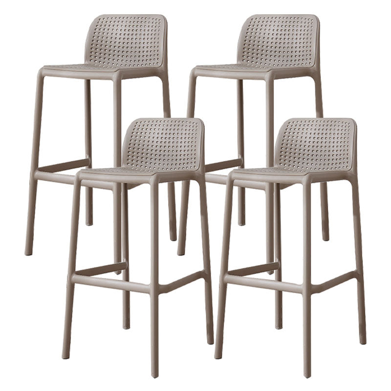 Taburete de bar de plástico contemporáneo, taburete de bar Bristol con reposapiés y respaldo bajo