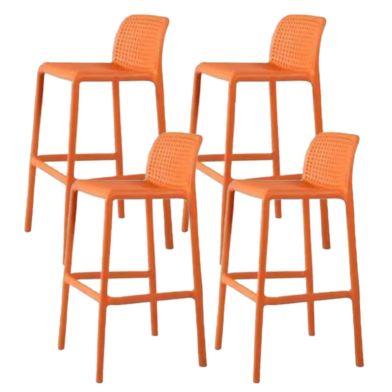 Taburete de bar de plástico contemporáneo, taburete de bar Bristol con reposapiés y respaldo bajo