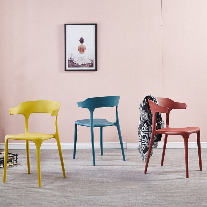 Sedia a braccio di plastica contemporanea.