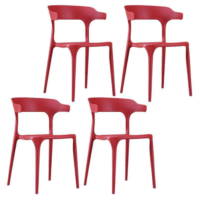 Sedia a braccio di plastica contemporanea.