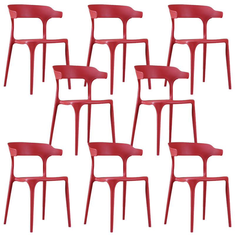 Sedia a braccio di plastica contemporanea.