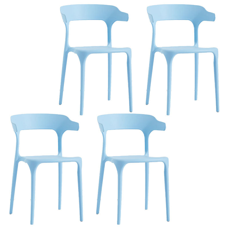 Sedia a braccio di plastica contemporanea.