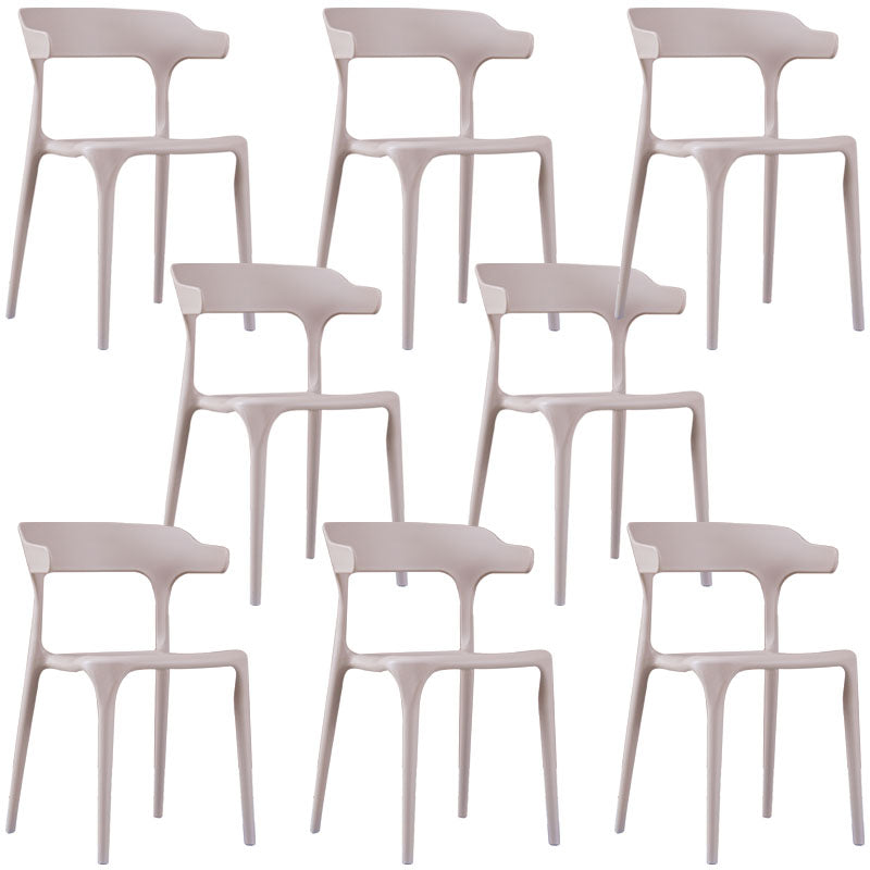 Sedia a braccio di plastica contemporanea.