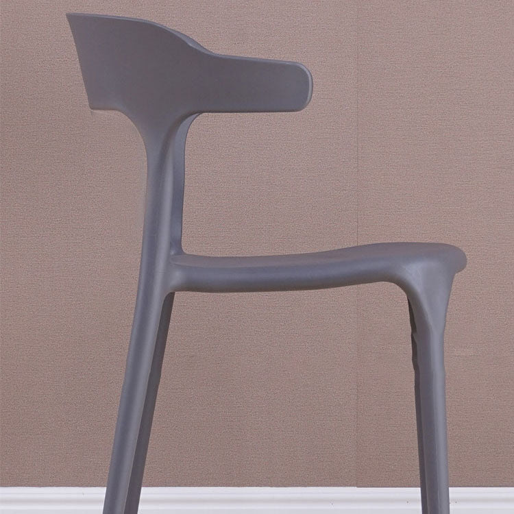 Sedia a braccio di plastica contemporanea.