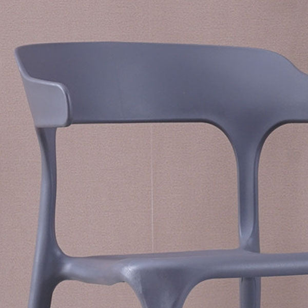 Sedia a braccio di plastica contemporanea.