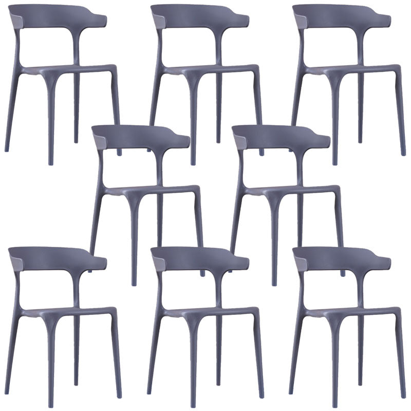 Sedia a braccio di plastica contemporanea.