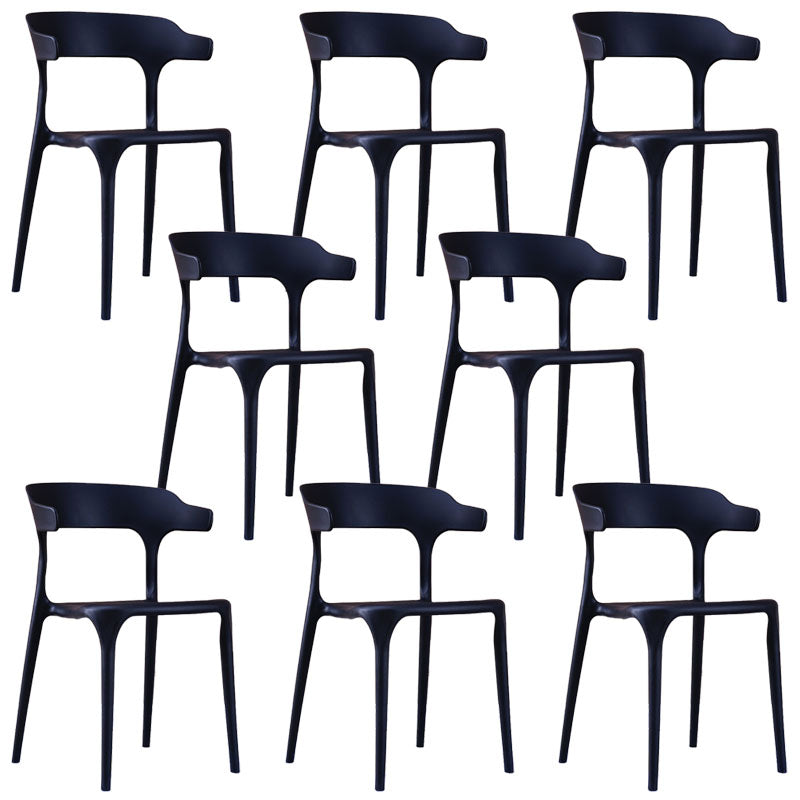 Sedia a braccio di plastica contemporanea.