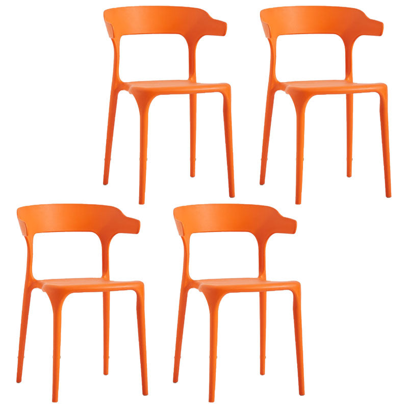 Sedia a braccio di plastica contemporanea.