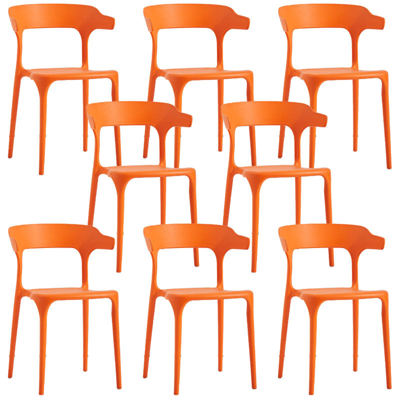Sedia a braccio di plastica contemporanea.