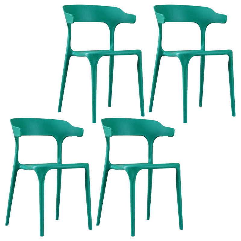 Sedia a braccio di plastica contemporanea.