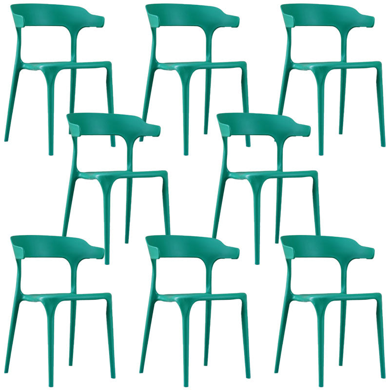 Sedia a braccio di plastica contemporanea.