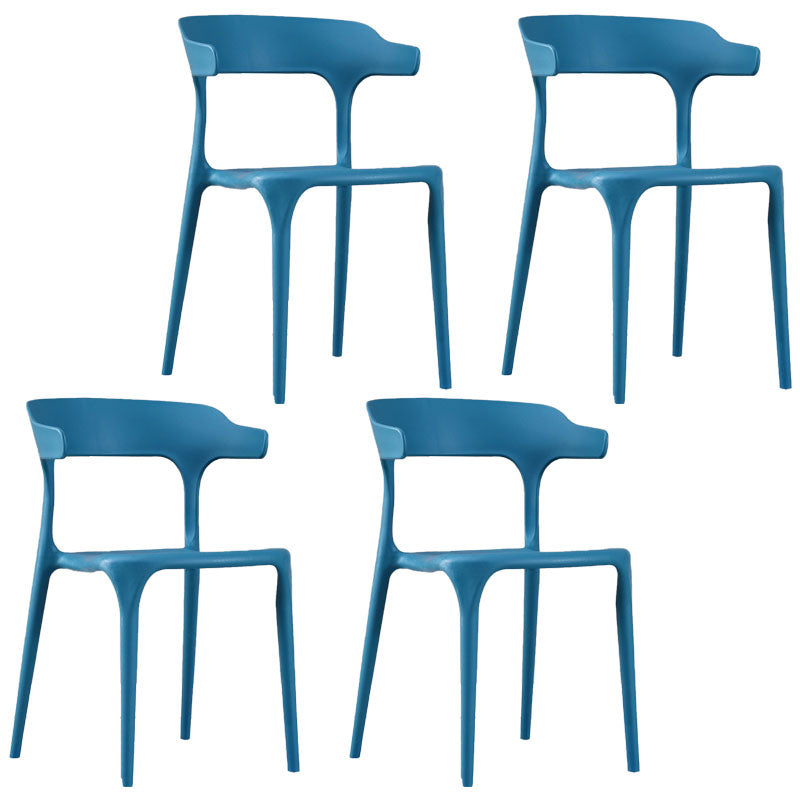 Sedia a braccio di plastica contemporanea.