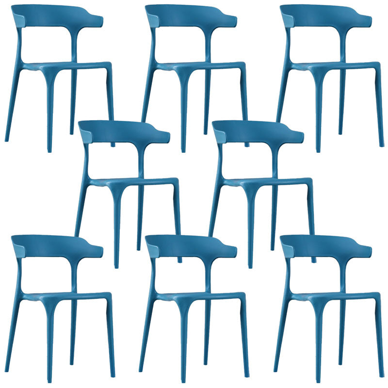 Sedia a braccio di plastica contemporanea.