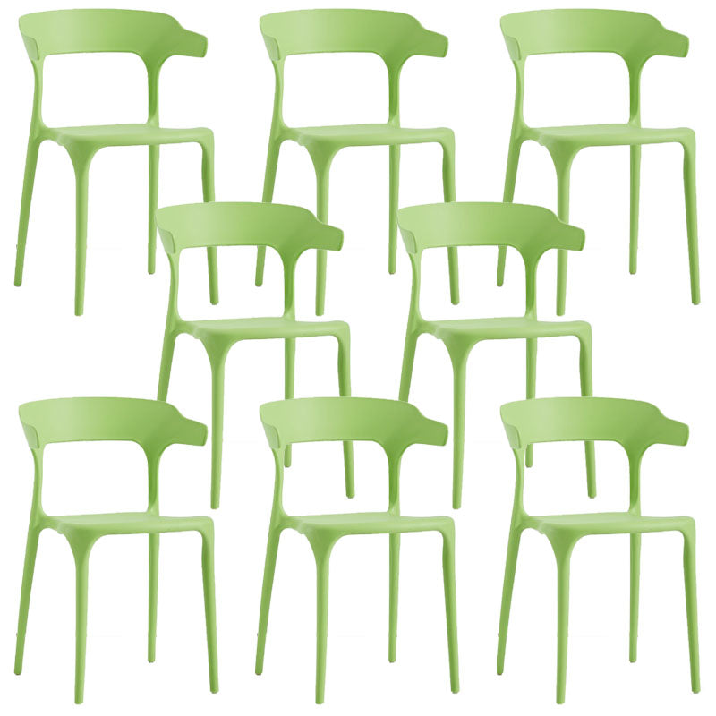 Sedia a braccio di plastica contemporanea.