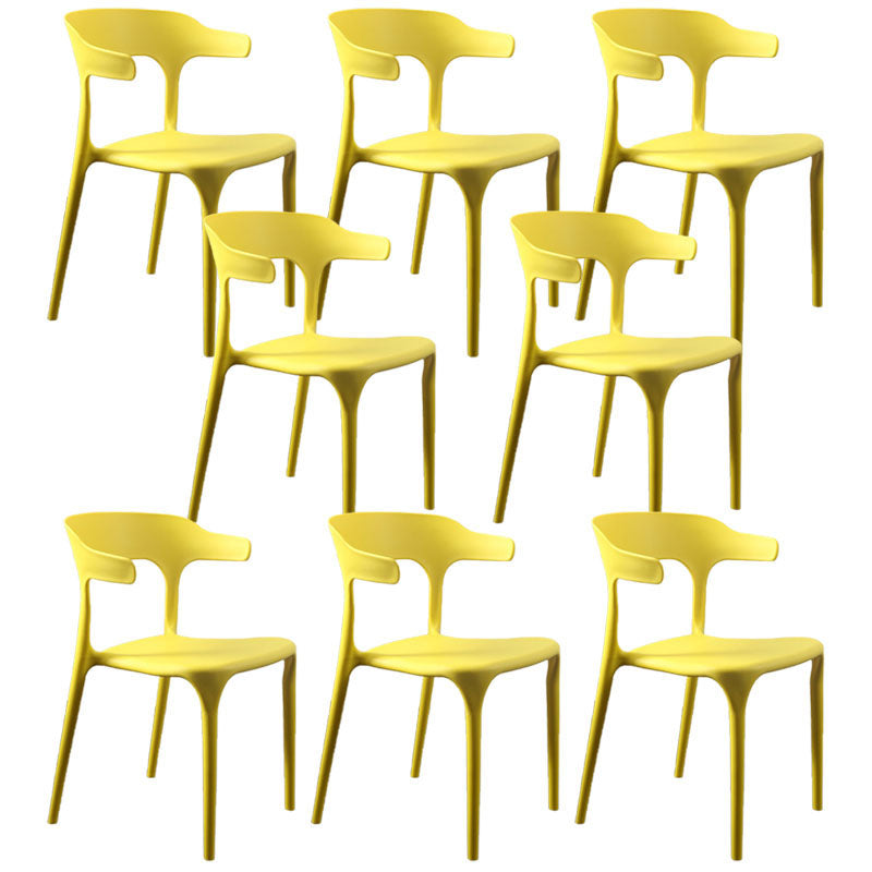 Sedia a braccio di plastica contemporanea.