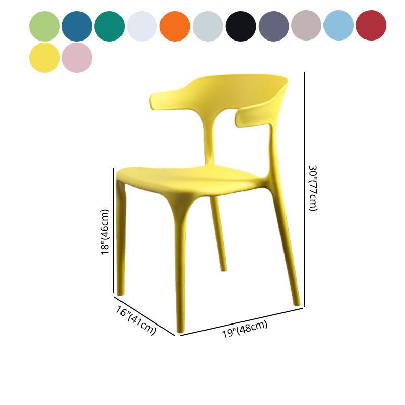 Sedia a braccio di plastica contemporanea.