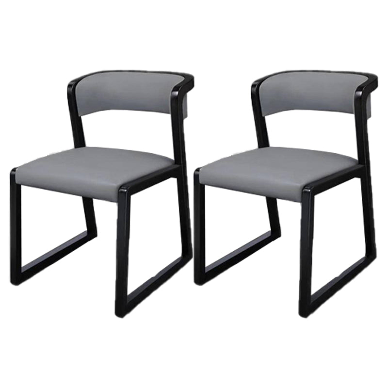 Cocina de estilo moderno, silla de comedor de madera con respaldo abierto, sillas laterales sin brazos