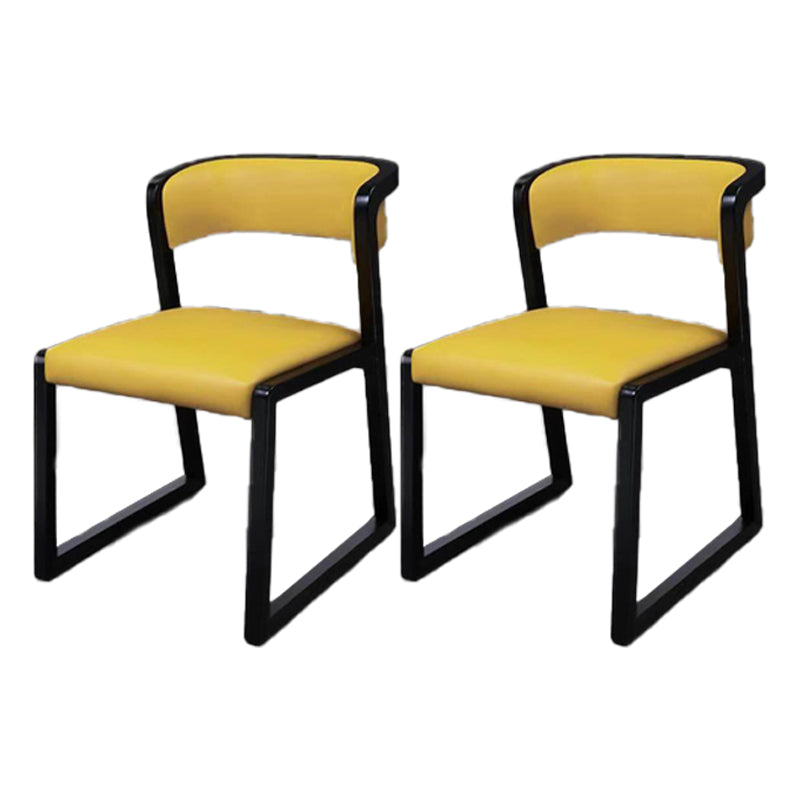 Cocina de estilo moderno, silla de comedor de madera con respaldo abierto, sillas laterales sin brazos